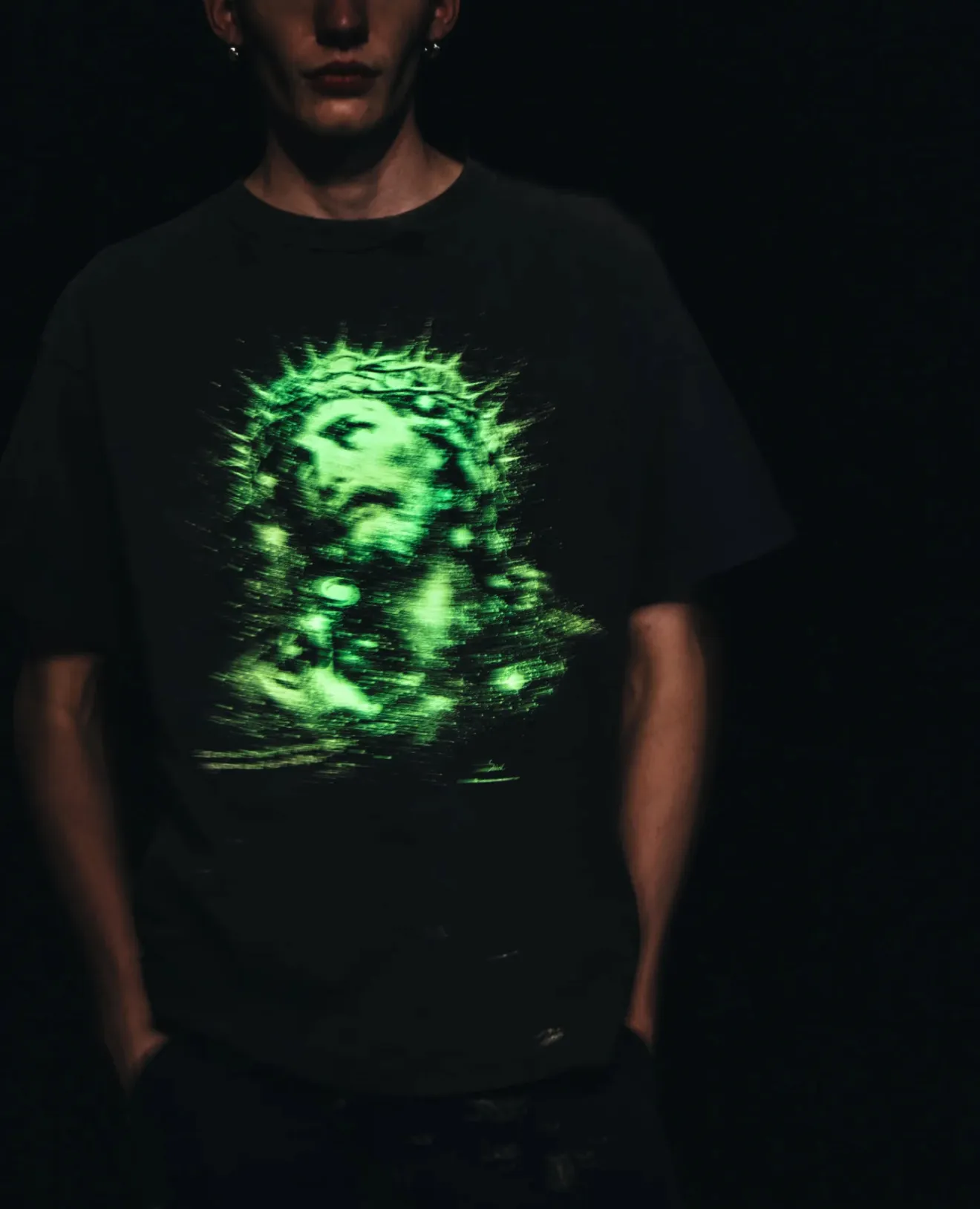 ❥8027#P136 Saint Mxxxxxx New luminous Jesus head is made of double yarn cotton batik fabric 280g, comfortable and breathable to wear. Full of street feel, loose fit. Craftsmanship: luminous printing + graffiti + spray coding, batik and wash. Size: (S-M-L-XL) Color: Washed black
